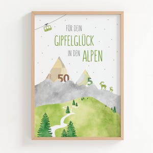 Könnte beinhalten: Ein gerahmter Druck mit einer Berglandschaft. Das Kunstwerk zeigt grüne Berge, einen gewundenen Pfad und eine Seilbahn. Grüner Text lautet "FÜR DEIN GIPFELGLÜCK IN DEN ALPEN". Zahlen 50 und 5 sind auf den Bergen.