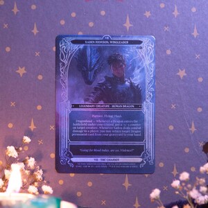Xaden Riorson, Wingleader - Originele MTG-compatibele tarotruilkaart - VII The Chariot Arcana - regenboogfolie