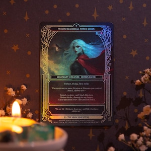 Manon Pico Negro, Reina Bruja - Carta coleccionable de tarot original compatible con MTG - Arcano II de la Suma Sacerdotisa - Arcoíris