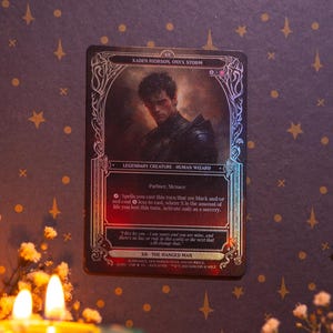Xaden Riorson, Onyx Storm - Originele MTG-compatibele tarotruilkaart - XII The Hanged Man Arcana - regenboogfolie