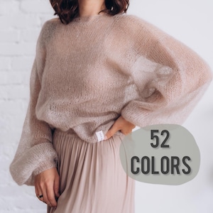 Puede incluir: Un suéter rosa claro de punto fino, con mangas largas y abullonadas. El suéter está hecho de una tela suave y delicada y tiene un corte holgado. 52 Colores.