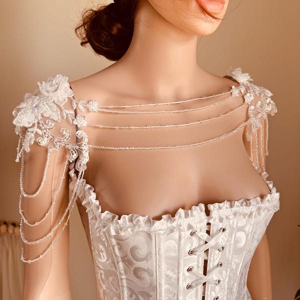 Cadena de hombro de perlas y encaje hecha a mano: accesorio de boda con flores y diamantes de imitación.