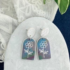 Handgjorda örhängen med blomma i polymerlera: Lätt bågdesign | | Flowers for Kel-kollektionen