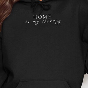 Home Is My Therapy-hoody, comfortabel grafisch sweatshirt, casual motiverende hoodie, trui Cosy Home Lover, unisex hoodie