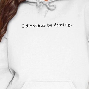 Può includere: Felpa con cappuccio bianca con il testo "I'd rather be diving." stampato in nero.