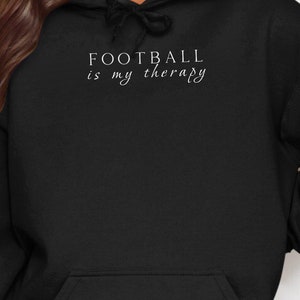 Fußball ist meine Therapie Hoodie, Sport Liebhaber Hoodie, Geschenk für Fußballbegeisterte, Inspirational Sportswear, Kleidung für Fußballfans, Hoodie