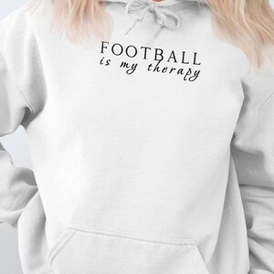 Fußball ist meine Therapie Hoodie, Sportliebhaber Hoodie, Kuscheliger Hoodie, Fußball-Enthusiasten-Kleidung, Casual Wear Hoodie, Grafik Hoodie