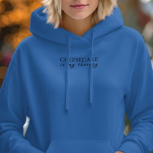 Sudadera con capucha Cheesecake Is My Therapy, sudadera con capucha con cita divertida, sudadera con capucha inspiradora, sudadera con capucha informal cómoda, sudadera con capucha con gráficos de moda, regalo único imagen 6