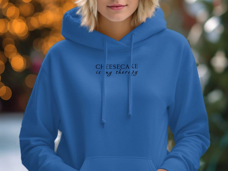 Sudadera con capucha Cheesecake Is My Therapy, sudadera con capucha con cita divertida, sudadera con capucha inspiradora, sudadera con capucha informal cómoda, sudadera con capucha con gráficos de moda, regalo único imagen 6