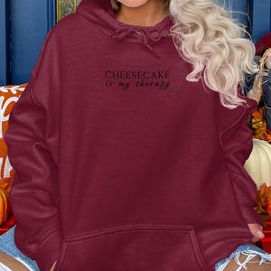 Sudadera con capucha Cheesecake Is My Therapy, sudadera con capucha con cita divertida, sudadera con capucha inspiradora, sudadera con capucha informal cómoda, sudadera con capucha con gráficos de moda, regalo único imagen 8