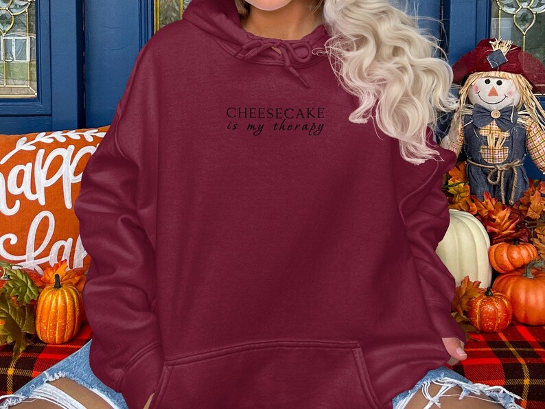 Sudadera con capucha Cheesecake Is My Therapy, sudadera con capucha con cita divertida, sudadera con capucha inspiradora, sudadera con capucha informal cómoda, sudadera con capucha con gráficos de moda, regalo único imagen 8