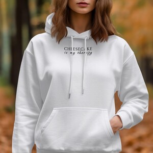 Sudadera con capucha Cheesecake Is My Therapy, sudadera con capucha con cita divertida, sudadera con capucha inspiradora, sudadera con capucha informal cómoda, sudadera con capucha con gráficos de moda, regalo único imagen 7