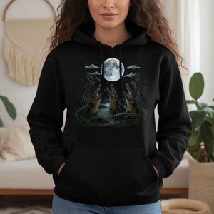 Sudadera con capucha de cocodrilo de pantano, sudadera con capucha de caimán rugiendo en luna llena, regalo gótico para amantes de la naturaleza pantanosa, suéter de vida salvaje misteriosa, estilo academia oscura
