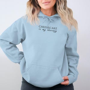 Sudadera con capucha Cheesecake Is My Therapy, sudadera con capucha con cita divertida, sudadera con capucha inspiradora, sudadera con capucha informal cómoda, sudadera con capucha con gráficos de moda, regalo único imagen 2
