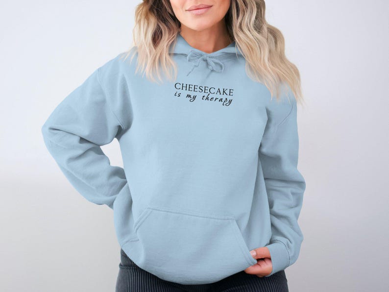 Sudadera con capucha Cheesecake Is My Therapy, sudadera con capucha con cita divertida, sudadera con capucha inspiradora, sudadera con capucha informal cómoda, sudadera con capucha con gráficos de moda, regalo único imagen 2
