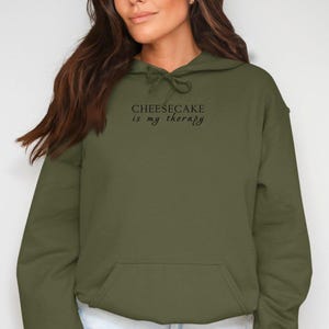 Sudadera con capucha Cheesecake Is My Therapy, sudadera con capucha con cita divertida, sudadera con capucha inspiradora, sudadera con capucha informal cómoda, sudadera con capucha con gráficos de moda, regalo único imagen 4