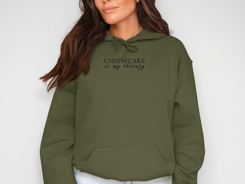 Sudadera con capucha Cheesecake Is My Therapy, sudadera con capucha con cita divertida, sudadera con capucha inspiradora, sudadera con capucha informal cómoda, sudadera con capucha con gráficos de moda, regalo único imagen 4