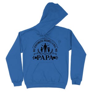 Op de afbeelding: Een koningsblauwe hoodie met een capuchon en een voorzak. De voorkant van de hoodie heeft een zwarte afbeelding met de tekst "MY FAVORITE PEOPLE CALL ME PAPA" met een silhouet van een ouder en twee kinderen.