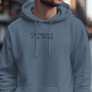 Sudadera con capucha Cheesecake Is My Therapy, sudadera con capucha con cita divertida, sudadera con capucha inspiradora, sudadera con capucha informal cómoda, sudadera con capucha con gráficos de moda, regalo único imagen 5