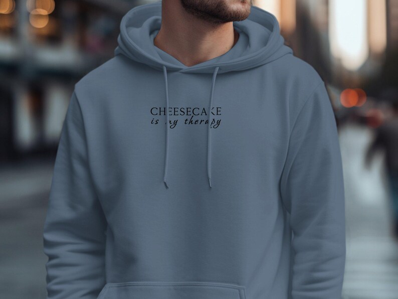 Sudadera con capucha Cheesecake Is My Therapy, sudadera con capucha con cita divertida, sudadera con capucha inspiradora, sudadera con capucha informal cómoda, sudadera con capucha con gráficos de moda, regalo único imagen 5