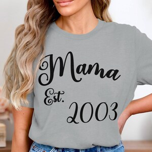 Könnte beinhalten: Graues T-Shirt mit schwarzem Text, der "Mama Est. 2003" lautet.