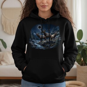 Moletom com Capuz Estampado com Alce Majestoso, Suéter de Inverno com Estampa de Vida Selvagem nas Montanhas, Moletom para Amantes da Natureza e da Floresta, Presente Ideal para Quem Ama Lua Cheia e Atividades ao Ar Livre.