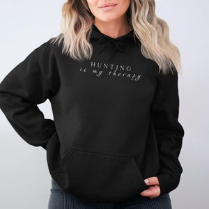 Jagd ist meine Therapie Hoodie, Inspirational Hoodie für Jäger, entspannender Jagd Hoodie, Outdoor-Enthusiast Hoodie, gemütliches Jagd-Sweatshirt