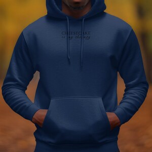 Sudadera con capucha Cheesecake Is My Therapy, sudadera con capucha con cita divertida, sudadera con capucha inspiradora, sudadera con capucha informal cómoda, sudadera con capucha con gráficos de moda, regalo único imagen 3