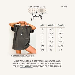 Pu&ograve; includere: Una guida alle taglie per una T-shirt Comfort Colors. La guida mostra le misure in pollici per le taglie dalla S alla 3XL. La modella &egrave; alta 1,73 m e indossa la taglia XL. Il testo recita: "La maggior parte delle donne trova la propria taglia abituale adatta."