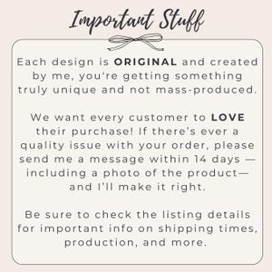 Pu&ograve; includere: Grafica color crema con il testo "Important Stuff" in corsivo. Il testo sottostante afferma che ogni design &egrave; originale e unico. Menziona anche una garanzia di soddisfazione del cliente e di controllare i dettagli dell'annuncio.