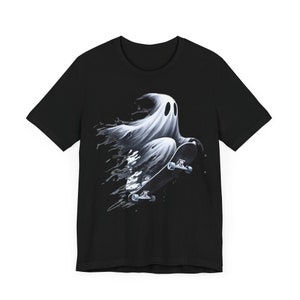 Ghost Skateboarding Shirt - Unisex Halloween T-Shirt - Geist auf einem Skateboard T-Shirt - Perfektes Geschenk für die Spooky Saison