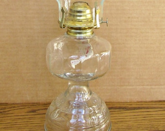 Lámpara de aceite vintage de vidrio prensado con forma de vid y pergamino