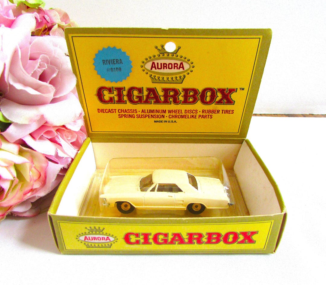 Vintage Aurora Cigar Box Riviera Die Cast Car White #6109 in Box