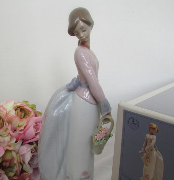 ポーセリンアート リヤドロ人形 花籠を持つ少女 花籠を持つ美しい少女