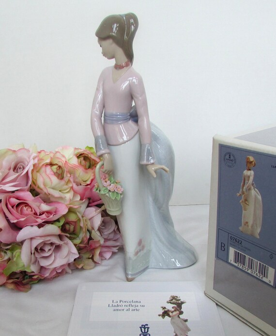 ポーセリンアート　リヤドロ人形　　花籠を持つ少女 花籠を持つ美しい少女 リヤドロ「愛の籠」 1994年 Flores De Mi Jardin