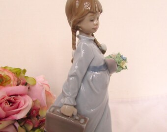 Adorable Girl With Flowers and Case Lladro School Days 1988 Flores