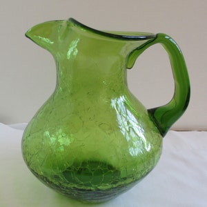 Antieke groene kan van craqueléglas.