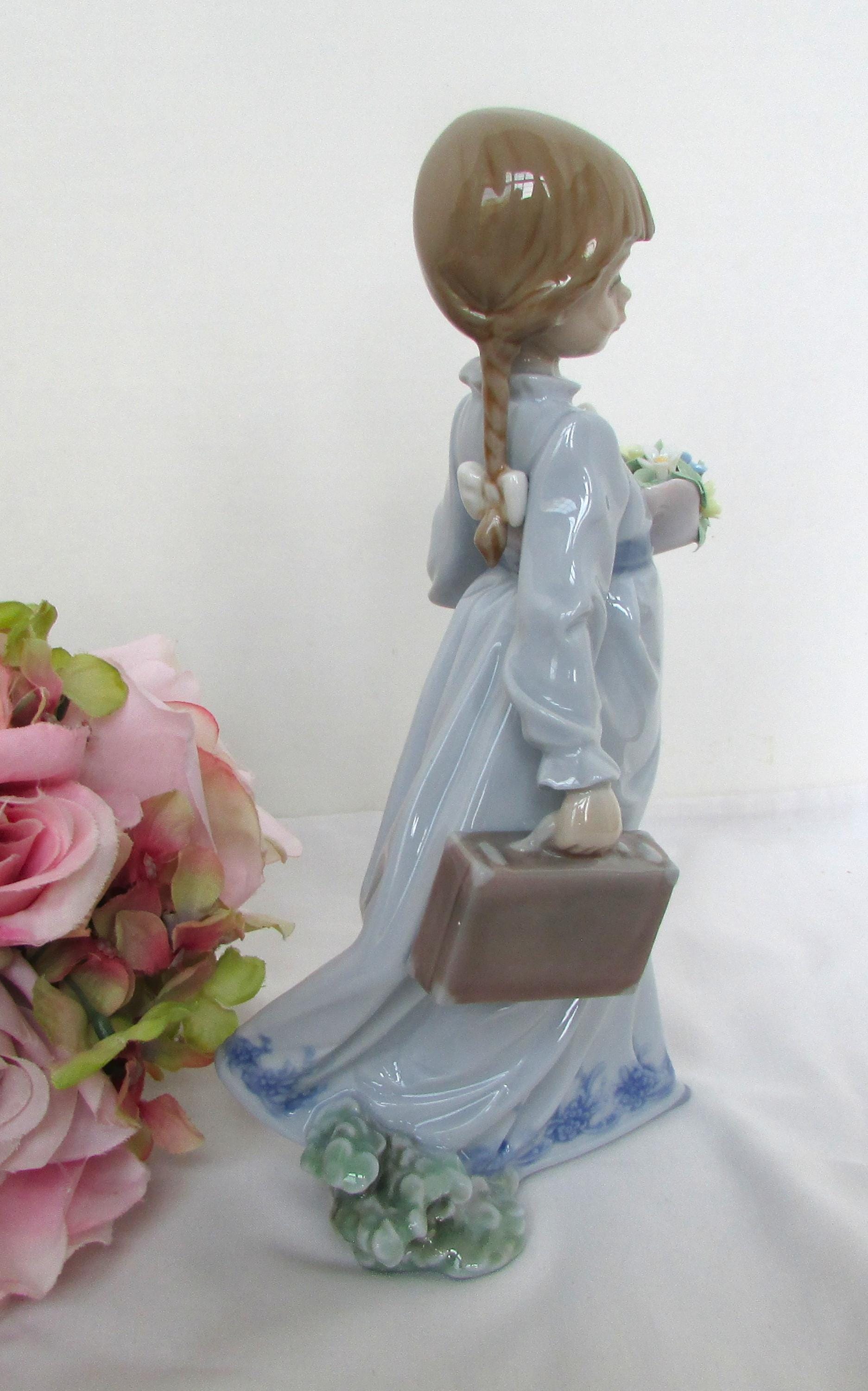 Adorable Girl With Flowers and Case Lladro School Days 1988 Flores