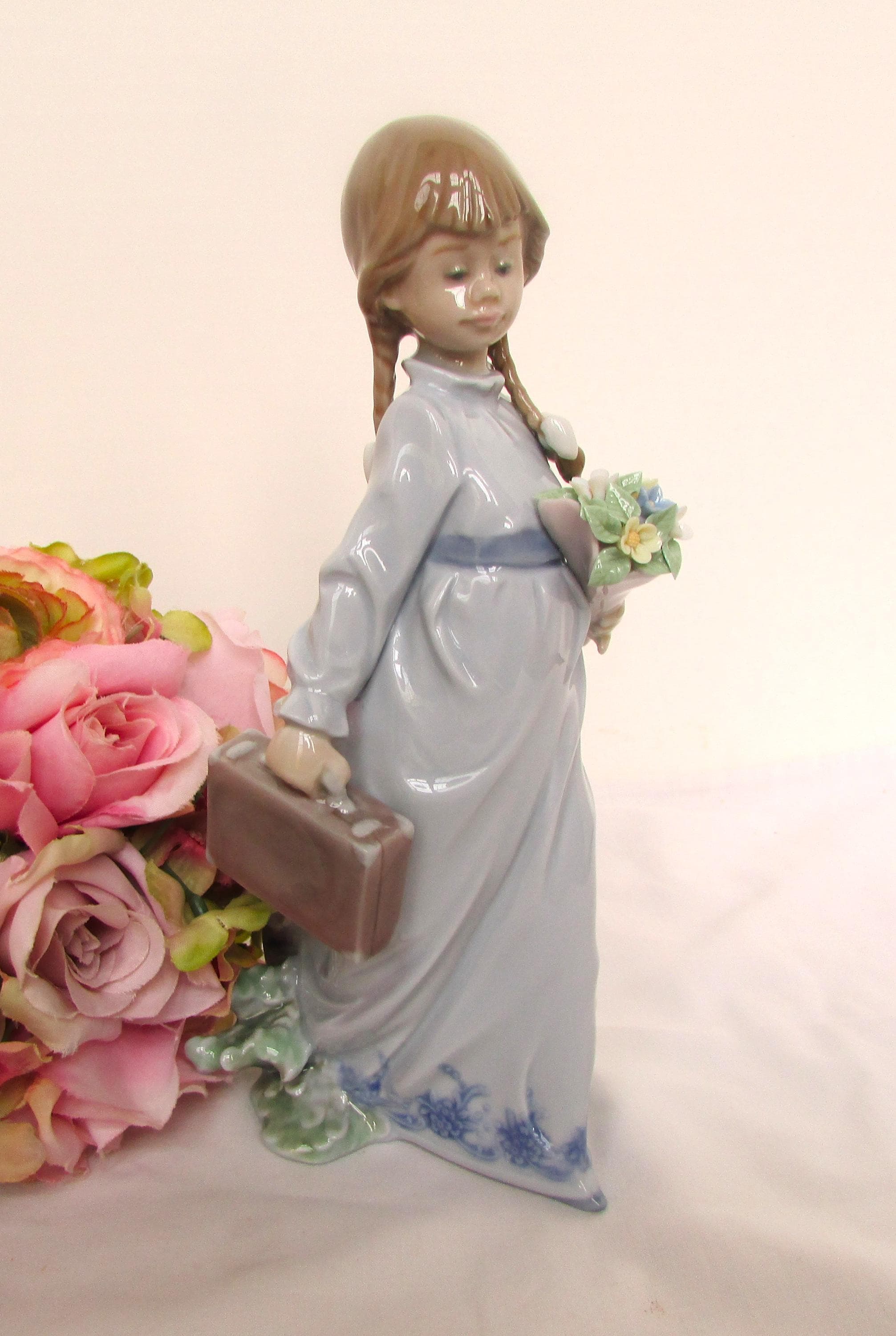 Adorable Girl With Flowers and Case Lladro School Days 1988 Flores