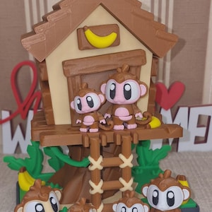 Può includere: Una tazza di ceramica bianca con manico nero e la scritta "But First, Coffee" in grassetto nero. La tazza è posta su uno sfondo neutro, che ne evidenzia il design semplice.