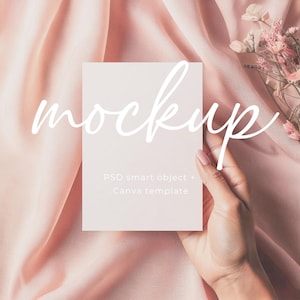 Mockup di biglietti minimalisti 5x7 con mano che tiene un invito vuoto su sfondo rosa Biglietti di auguri di compleanno PSD Canva Trascina e rilascia Mockup di biglietti semplici