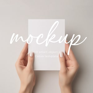 Eleganti mani femminili che tengono un biglietto di auguri bianco mockup invito di compleanno mockup oggetto intelligente psd e mockup boho minimalista canva