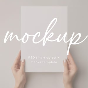 Mãos femininas elegantes segurando maquete de papel A4 branco mock up psd objeto inteligente e papel A4 canva mock-up boho minimalista