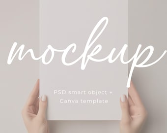 Puede incluir: Una plantilla de maqueta blanca con la palabra "mockup" escrita en cursiva. La plantilla está siendo sostenida por dos manos. El texto "PSD smart object + Canva template" está escrito debajo de la maqueta.