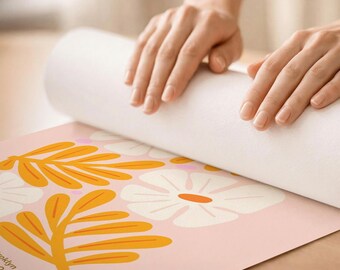 Maqueta de póster con manos enrollando y desenrollando, impresión realista, maqueta de plantilla de Photoshop de objeto inteligente A4 A3 con persona enrollando papel