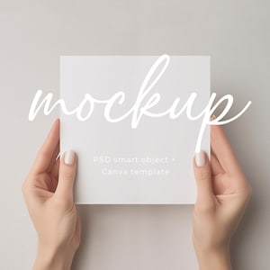 Mockup di biglietto d'auguri quadrato bianco / Mani che tengono un biglietto vuoto / Mockup Canva e PSD / Mockup di biglietto bianco quadrato / Mockup di biglietto vuoto nelle mani