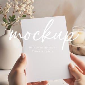 Weibliche Hände halten weiße 15x20 Papierkarte Mockup Geburtstagseinladung Mockup PSD Smart-Objekt & Canva minimalistisches neutrales Kartenmodell