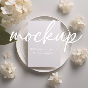 Minimalistische kaart mockup moderne 5 x 7 bruiloft uitnodiging mockup babyshower eenvoudige hortensia's briefpapier PSD slim object + canvas gestileerde voorraad