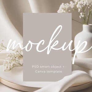 以下が含まれることがあります： 白い背景に白い筆記体で「mockup」と書かれたモックアップ画像。 「mockup」の下には白い文字で「PSD smart object + Canva template」と書かれている。 画像には白い花瓶に白い花が活けられており、白い布が金の皿にかけられている。