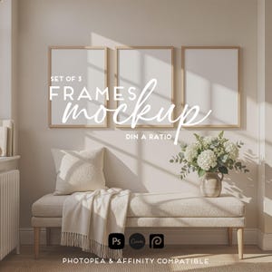 Può includere: Un mockup con tre stampe artistiche incorniciate con cornici in legno chiaro, appese sopra una panca con un cuscino e una coperta color crema. Un vaso di fiori bianchi è posto sulla panca. Il testo recita "SET OF 3 FRAMES mockup DIN A RATIO".